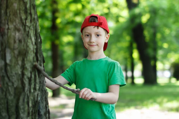 Petit garçon caucasien avec bâton — Photo