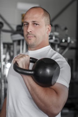 kettlebell ile erkek vücut geliştirmeci