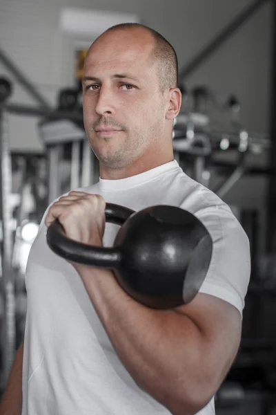 Mannelijke bodybuilder met kettlebell — Stockfoto