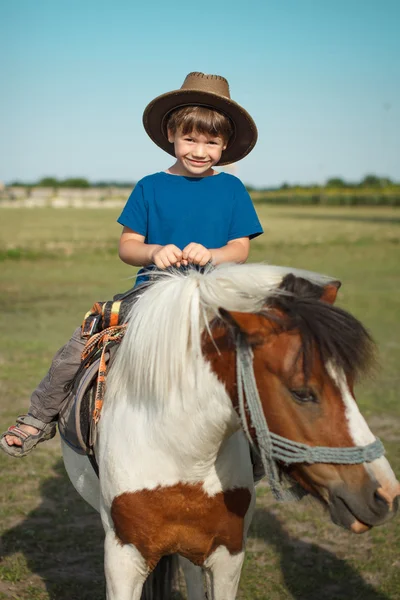 Garçon avec poney — Photo