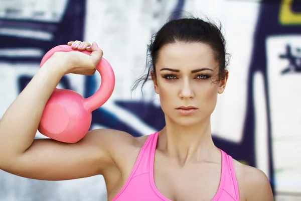 Kadın holding kettlebell — Stok fotoğraf