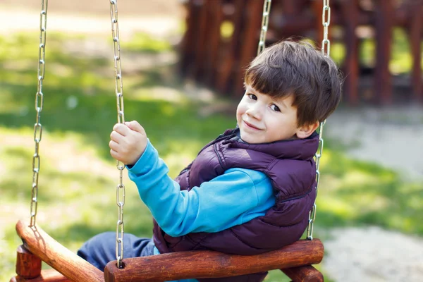 Ragazzino in gilet invernale oscillante — Foto Stock