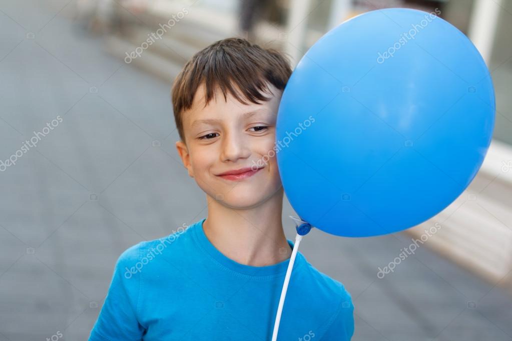 Niño feliz con globo azul — Fotos de Stock © sakkmesterke #49852941