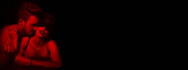 Gece kırmızı ışıkta seksi bir çift ön sevişmesi dantelli göz kapağı, duygusallık, bdsm