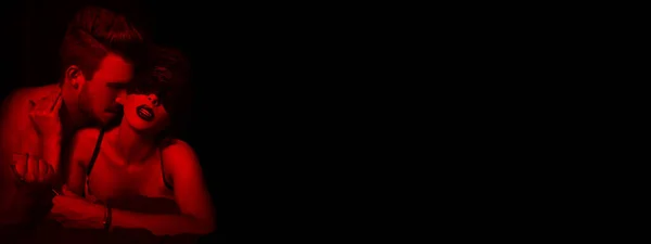 Sexy Pareja Juego Previo Noche Luz Roja Mujer Con Cubierta — Foto de Stock