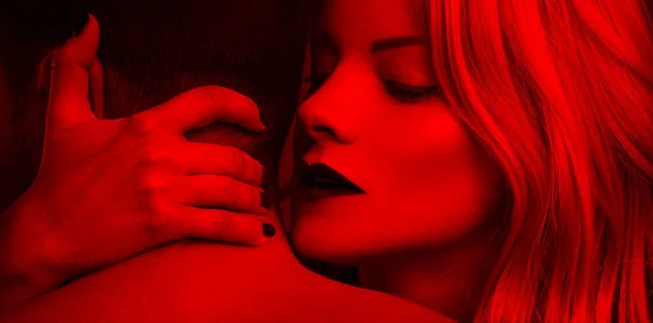 ブロンド女性で赤い唇魅力的な男閉じますでRelight — ストック写真