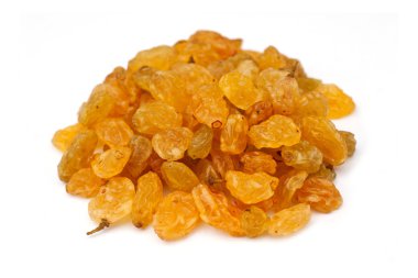 Kuru üzümler beyaz arka planda izole edilmiş