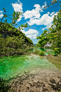 Hırvatistan 'daki Plitvice Gölleri Ulusal Parkı' nın güzel manzarası