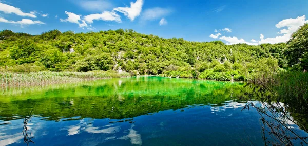 Gyönyörű táj a Plitvicei-tavak Nemzeti Park Horvátországban — Stock Fotó