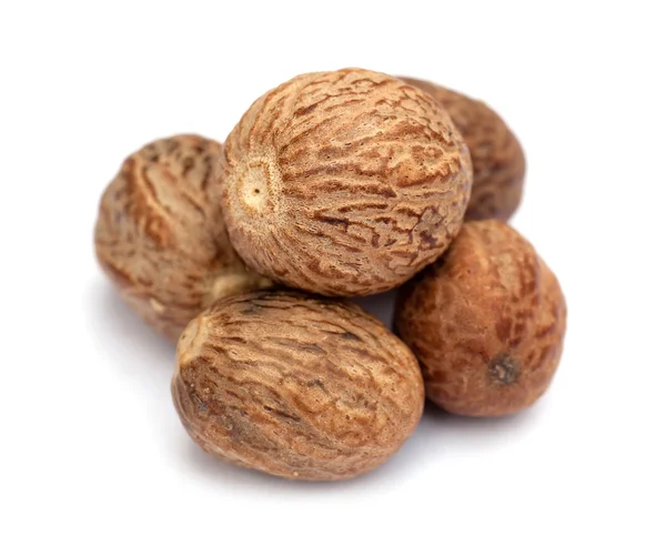 Nutmegs macro izolat pe alb — Fotografie, imagine de stoc