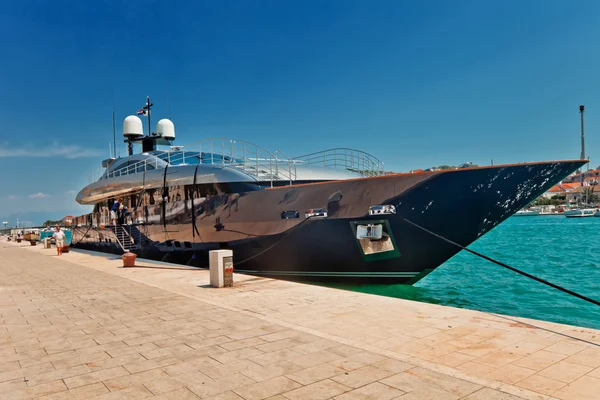 Ogromny luksusowy jacht zaparkowane w wodzie trogir Chorwacja — Zdjęcie stockowe