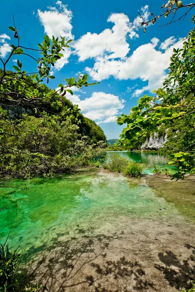 Hermoso paisaje en el Parque Nacional de los Lagos Plitvice en Croacia — Foto de Stock