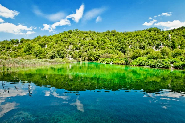 Hermoso paisaje en el Parque Nacional de los Lagos Plitvice en Croacia —  Fotos de Stock