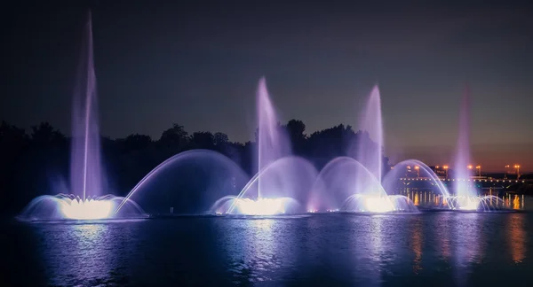 Beautiful night performance of colorful fountains in Vinnitsa, Ukraine — Stock Photo, Image