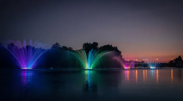 Hermosa actuación nocturna de fuentes de colores en Vinnitsa, Ucrania — Foto de Stock