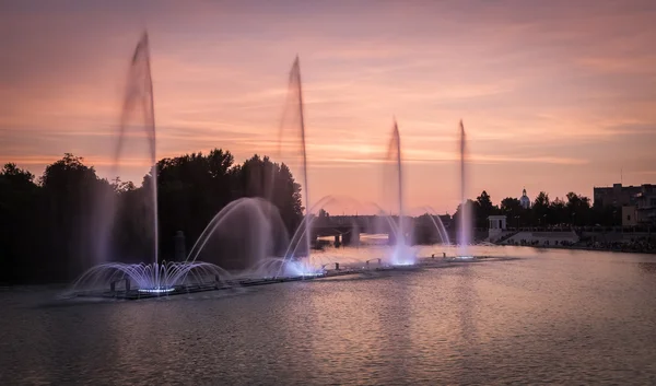 Schöne nächtliche Darbietung farbenfroher Springbrunnen in Winniza, Ukraine — Stockfoto