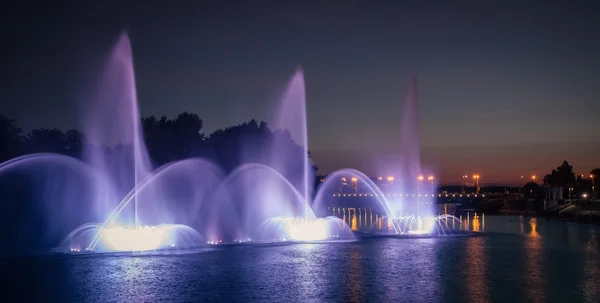 Beautiful night performance of colorful fountains in Vinnitsa, Ukraine — Stock Photo, Image