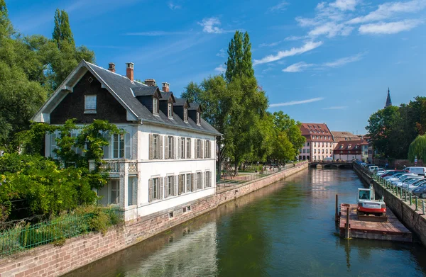 Canal en la zona de Petite France, Estrasburgo, Francia — Foto de Stock