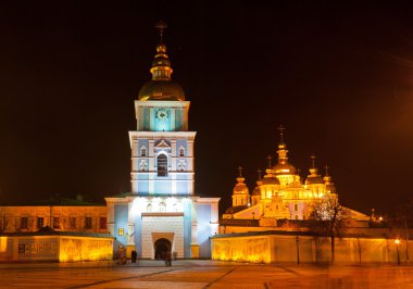 Aziz michael'ın altın kubbeli manastır geceleri