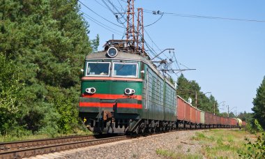 yük treni tarafından elektrikli lokomotif çekti