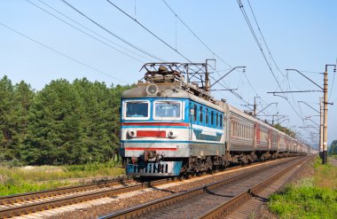 yolcu treni ile elektrikli lokomotif çekti