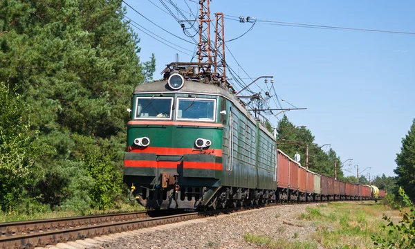 Pociąg towarowy ciągniętych przez elektrowóz — Zdjęcie stockowe
