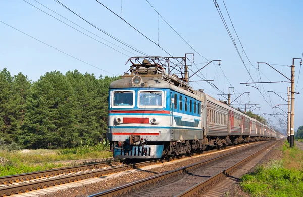 Yolcu treni ile elektrikli lokomotif çekti — Stok fotoğraf