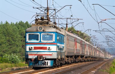 yolcu treni ile elektrikli lokomotif çekti. Ukrayna Demiryolları