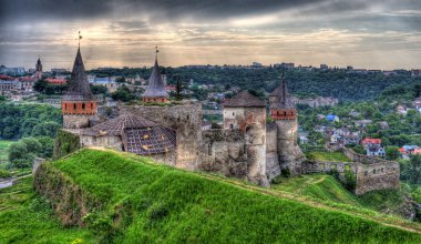 Kamianets-podilskyi Kalesi. şehre doğru görüntüleyin. Ukrayna. HDR