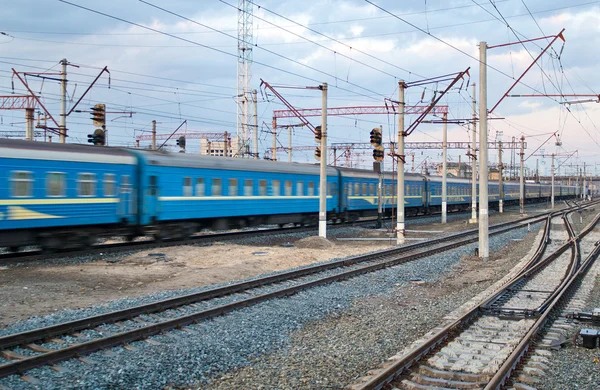 Yolcu treni istasyona geçme — Stok fotoğraf