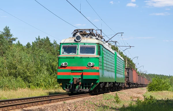 Wciągane przez elektrowóz pociągu towarowego. Koleje Ukraińskie — Zdjęcie stockowe