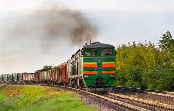 Treno merci trainato da locomotiva diesel. Ferrovia bielorussa — Foto Stock