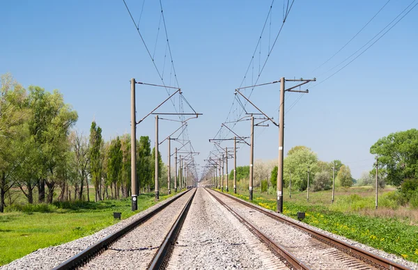 Dubbele-track geëlektrificeerd (25 kv, 50 hz) spoorlijn — Stockfoto