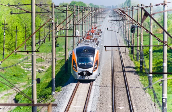 Train de voyageurs rapide moderne en Ukraine — Photo