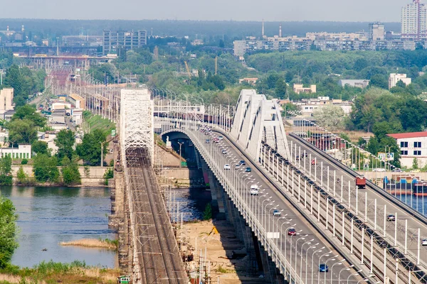 Vista della riva sinistra del Dnieper da una collina sulla riva destra — Foto Stock