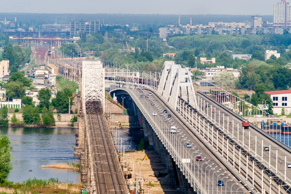 Вид на левый берег Днепра с холма на правом берегу — стоковое фото