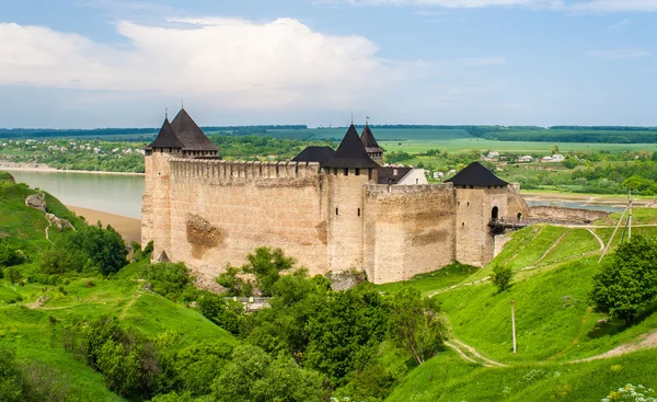 Хотинський замок на березі річки Дністер. Україна — стокове фото