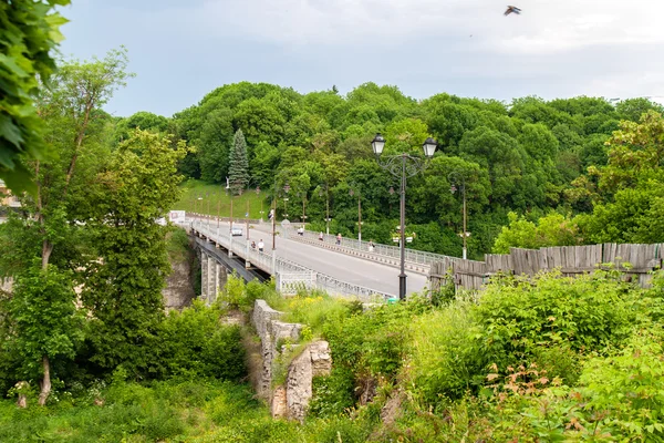 Brug over de rivier de smotrych, kamianets-Mohelerpodolsc, Oekraïne — Stockfoto