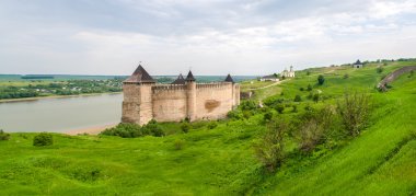 Dinyester nehir Hotin Kalesi Panoraması. Ukrayna