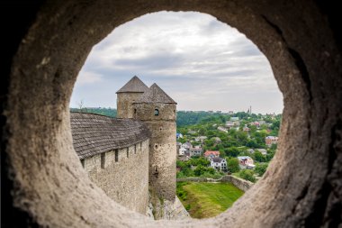 embrasure kamyanets-podilsky fortres adlı bir kulenin üzerinden görüntülemek