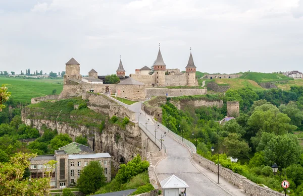 Kamianets-podilskyi slott. Visa från den gamla stadsdelen. Ukraina — Stockfoto