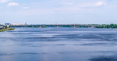 Kiev, Ukrayna Dinyeper Nehri ve metro Köprüsü'nün görünümü