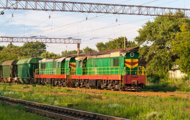 bir yük treni ile iki shunters