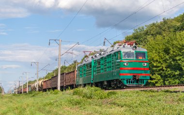 yük treni elektrikli lokomotif tarafından çekti. Ukraynalı Demiryolları