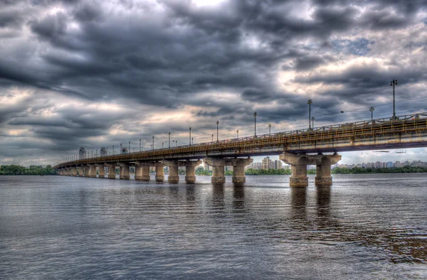 Мост Патон через Днепр. Остров, Украина — стоковое фото