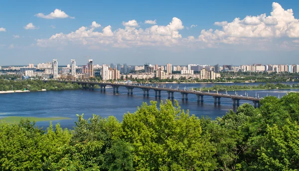 Vista da ponte de Paton e margem esquerda do rio Dnieper em Kiev , — Fotografia de Stock
