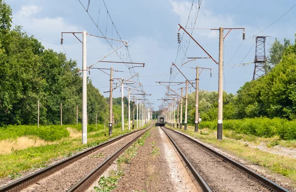 双轨电气化 （25 千伏，50 赫兹) 铁路线 — 图库照片