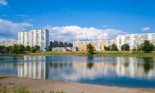 Edificios residenciales sobre un lago. Kiev, Ucrania — Foto de Stock