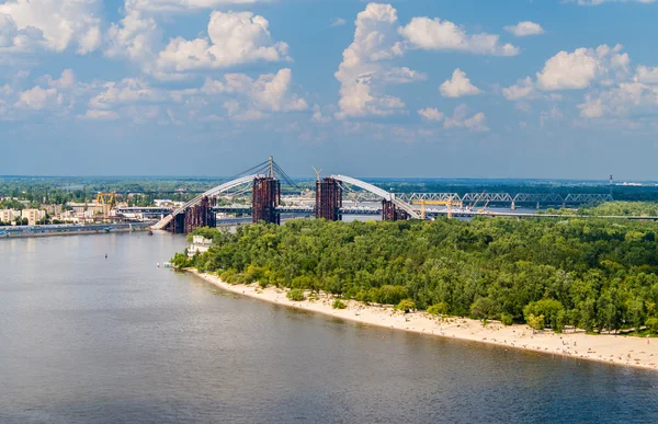 Utsikt över floden Dnepr med broar i kiev, Ukraina — Stockfoto