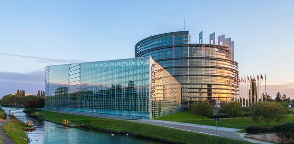 Edifício "Louise Weiss" do Parlamento Europeu em Estrasburgo — Fotografia de Stock